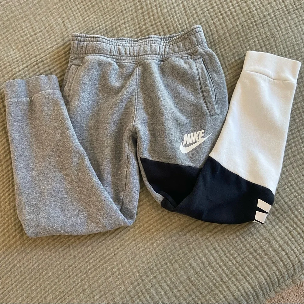 Nike boy's Gray and Black Joggers Size S - Picture 6 of 7